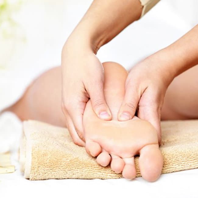 73924-massage-va-ngam-chan-thu-gian-bang-socola-va-sua-tuoi.jpg