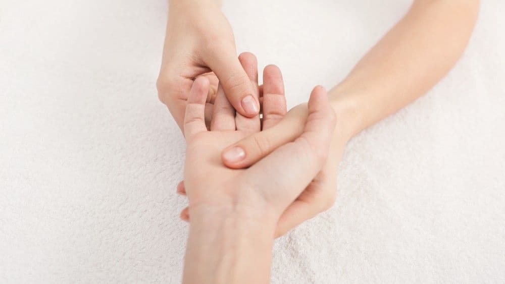 cach-massage-tay-giam-te-moi-cho-dan-van-phong.jpg