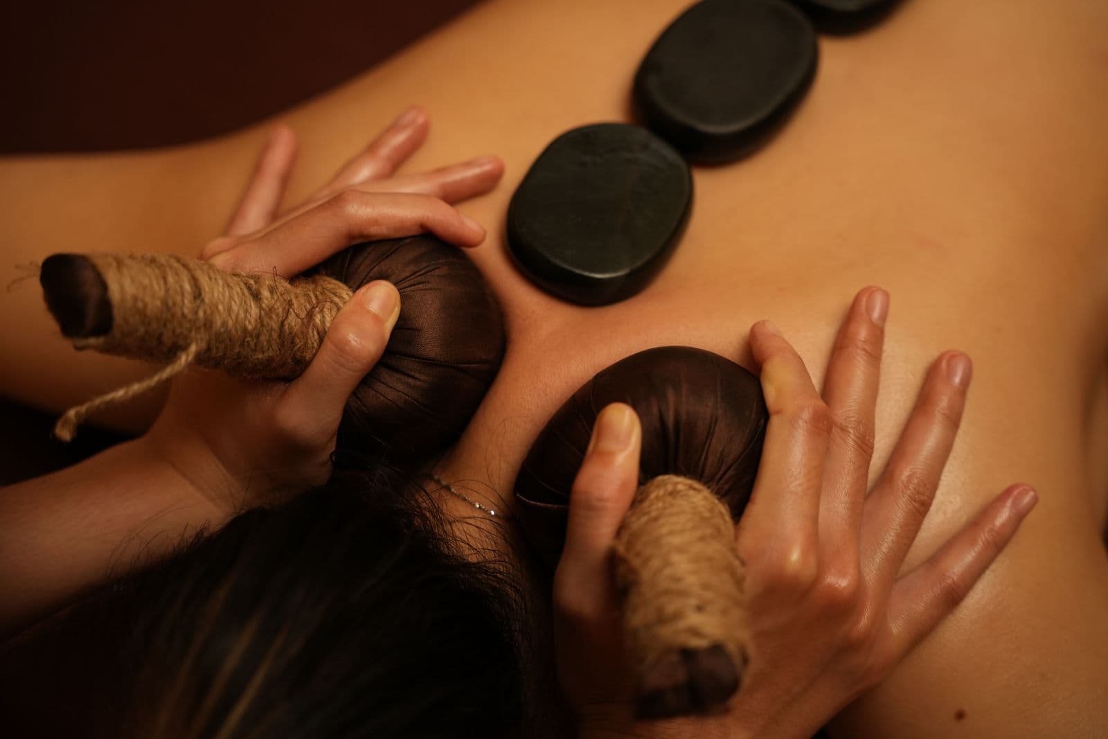 massage body đá nóng thảo dược nhà charm(1).jpg